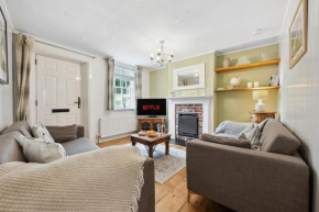 2-BR Chic Stunning Winchester Cottage Retreat with Garden, Near Cathedral! Sleeps 6, Pet Friendly with Parking - WINTER SPECIAL OFFER!! - by Blue Puffin Stays